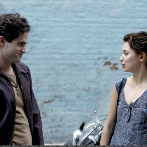 Penn Badgley e Imogen Poots si fronteggiano in una scena di Greetings From Tim Buckley