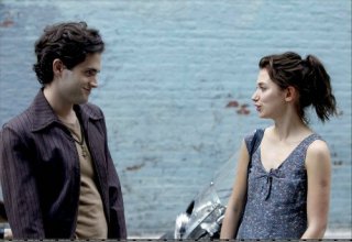 Penn Badgley e Imogen Poots si fronteggiano in una scena di Greetings From Tim Buckley