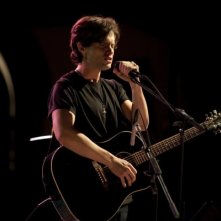 Penn Badgley nei panni di Jeff Buckley durante il concerto-tributo dedicato al padre in Greetings From Tim Buckley