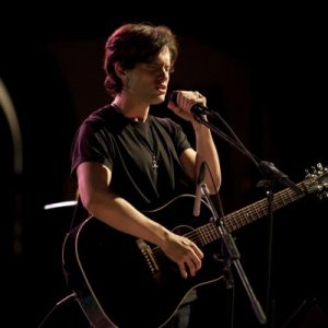 Penn Badgley nei panni di Jeff Buckley durante il concerto-tributo dedicato al padre in Greetings From Tim Buckley