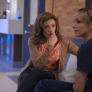 The Mob Doctor: Wendy Makkena e Jordana Spiro nell'episodio Protect and Serve