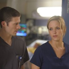 The Mob Doctor: Zach Gilford e Jordana Spiro in una scena dell'episodio Protect and Serve