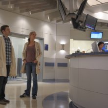 The Mob Doctor: Zach Gilford e Jordana Spiro nell'episodio Protect and Serve