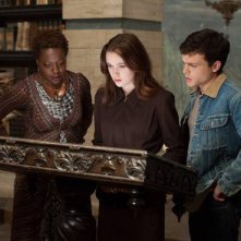 Viola Davis, Alice Englert e Alder Ehrenreich in una scena di Beautiful Creatures