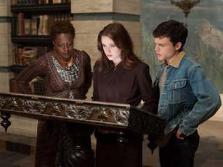 Viola Davis, Alice Englert e Alder Ehrenreich in una scena di Beautiful Creatures