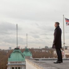 007 - Skyfall: Daniel Craig sul tetto di un edificio