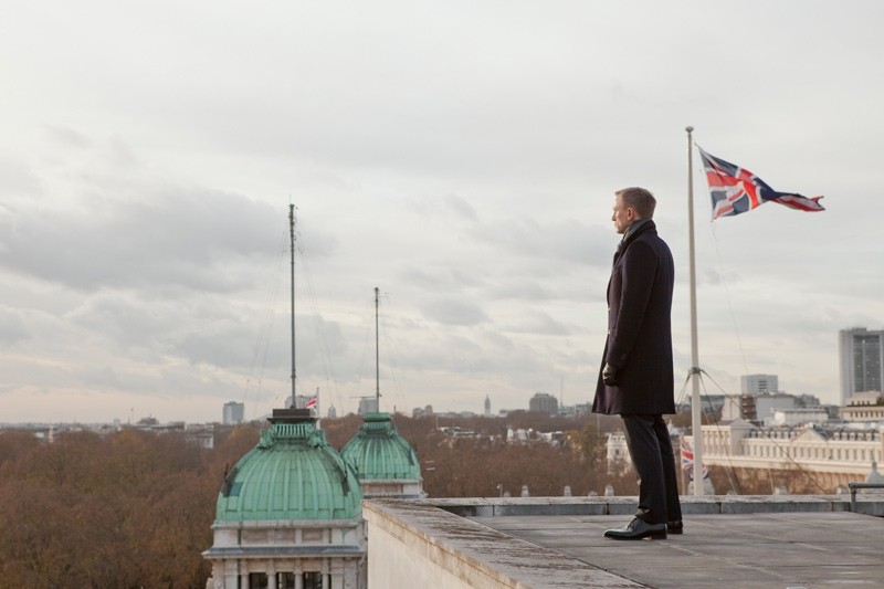 007 - Skyfall: Daniel Craig on the roof of a building