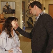 New Girl: David Walton e Zooey Deschanel in una scena dell'episodio Katie