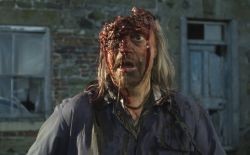 Una truculenta scena del film Inbred