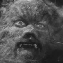 Jean Marais in una scena del film La Bella e la Bestia (1946)