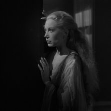 Josette Day in una sequenza del film La Bella e la Bestia (1946)