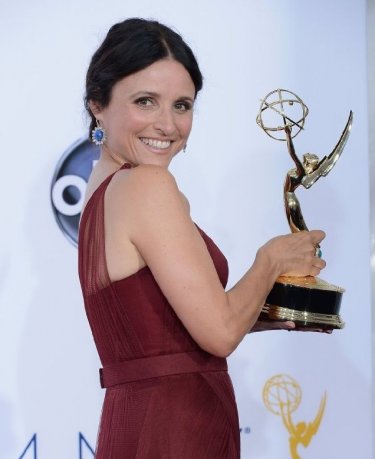 Julia Louis-Dreyfus impugna l'Emmy 2012 per Veep