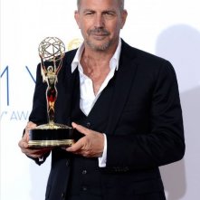 Kevin Costner con l'Emmy 2012 per Hatfields & McCoys