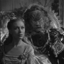 La Bella e la Bestia: Josette Day con Jean Marais in una sequenza del film