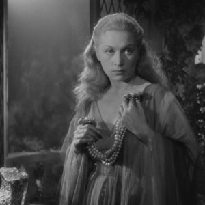 La Bella e la Bestia: Josette Day in una scena del film