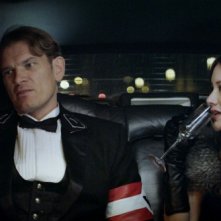 Iron Sky: Peta Sergeant e Götz Otto in una sequenza del film