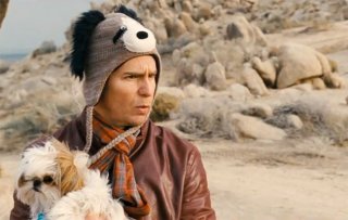 Un primo piano di Sam Rockwell insieme a Bonny in Seven Psychopaths