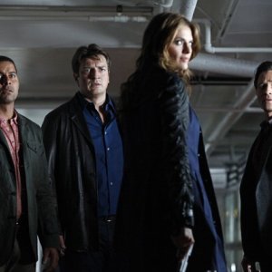 Castle: Jon Huertas, Nathan Fillion, Seamus Dever e Stana Katic nell'episodio After the Storm, premiere della stagione 5