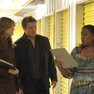 Castle: Stana Katic, Nathan Fillion e Carlease Burke nell'episodio Secret's Safe With Me