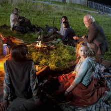 The Walking Dead: Chandler Riggs, Robert 'IronE' Singleton, Steven Yeun, Lauren Cohan, Scott Wilson, Emily Kinney e Sarah Wayne Callies nell'episodio Seed, premiere stagione 3