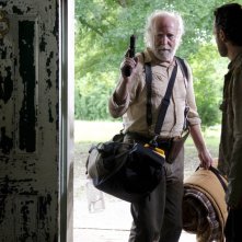 The Walking Dead: Scott Wilson e Andrew Lincoln nell'episodio Seed, premiere stagione 3