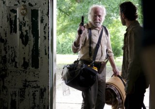 The Walking Dead: Scott Wilson e Andrew Lincoln nell'episodio Seed, premiere stagione 3