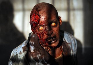 The Walking Dead: uno zombie dell'episodio Seed, premiere stagione 3