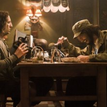 Les Seigneurs - Omar Sy (con la testa poggiata sul tavolo) Ramzy e Gad Elmaleh in una scena