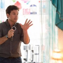 Jason Bateman con un paio di manette in una scena di Identity Thief