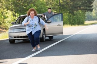 Melissa McCarthy tenta la fuga rincorsa da Jason Bateman in Identity Thief