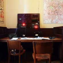 Il Commissario Nardone - scenografia realizzata da G. Pirrotta Sala Intercettazioni, Questura di Milano-