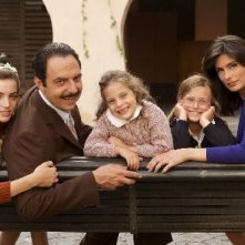 Questo nostro amore: Anna Valle e Neri Marcorè in un'immagine di gruppo sul set della fiction