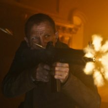 Skyfall: Daniel Craig spara con il suo potentissimo mitra