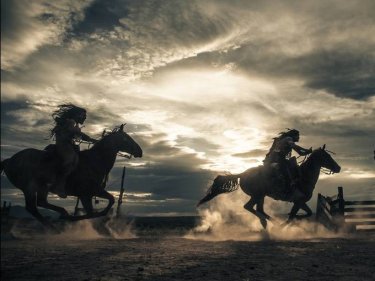 The Lone Ranger: gli indiani cavalcano selvaggiamente in una concitata scena del film