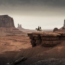 The Lone Ranger Johnny Depp Ed Armie Hammer A Cavallo Osservano Lo Sterminato Canyon Che Si Estende  252722