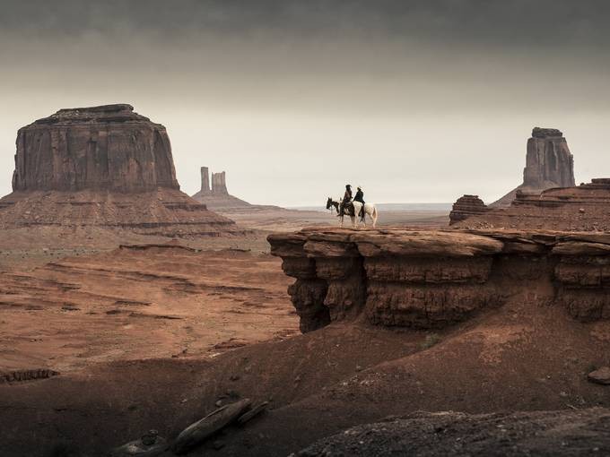 The Lone Ranger: Johnny Depp ed Armie Hammer a cavallo osservano lo sterminato canyon che si estende ai loro piedi