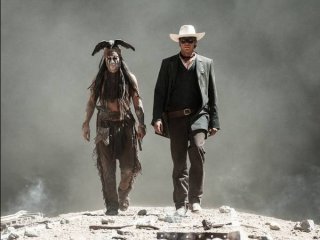The Lone Ranger: Johnny Depp ed Armie Hammer camminano fianco a fianco in una scena del film