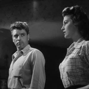 Burt Lancaster con Ava Gardner in una sequenza del film I Gangsters (1946)