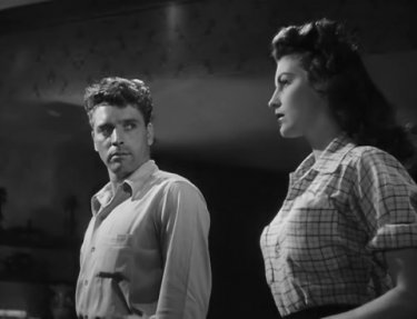 Burt Lancaster con Ava Gardner in una sequenza del film I Gangsters (1946)