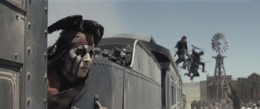 The Lone Ranger: un primo piano di Johnny Depp in azione sul treno in corsa