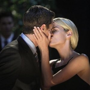 666 Park Avenue: Dave Annable insieme a Rachel Taylor in una scena romantica nell'episodio Murmurations