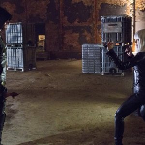 Arrow: Kelly Hu e Stephen Amell in una scena dell'episodio Honor Thy Father della prima stagione