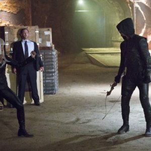 Arrow: Kelly Hu, Ty Olsson e Stephen Amell in una scena dell'episodio Honor Thy Father della prima stagione