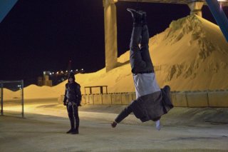 Arrow: Stephen Amell nell'episodio Honor Thy Father della prima stagione