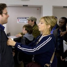 Barbra Streisand si stema il colletto di Seth Rogen in una scena di The Guilt Trip
