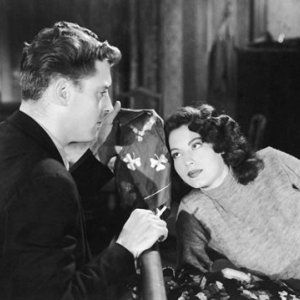 Burt Lancaster con Ava Gardner in una scena del film I Gangsters (1946)