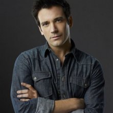 Colin Donnell in una foto promozionale della prima stagione di Arrow