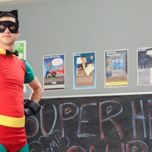 Darren Criss durante una scena dell'episodio Makeover della terza stagione di Glee