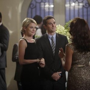 Dave Annable con Rachel Taylor nell'episodio Murmurations della prima stagione di 666 Park Avenue