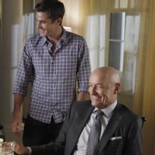 Dave Annable e Terry O'Quinn in una scena dell'episodio Murmurations della prima stagione di 666 Park Avenue